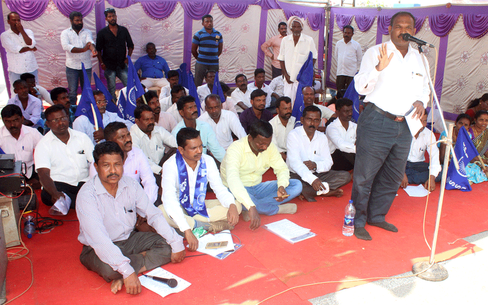 Dalits shout slogan against Udupi MLA, engage in verbal duels