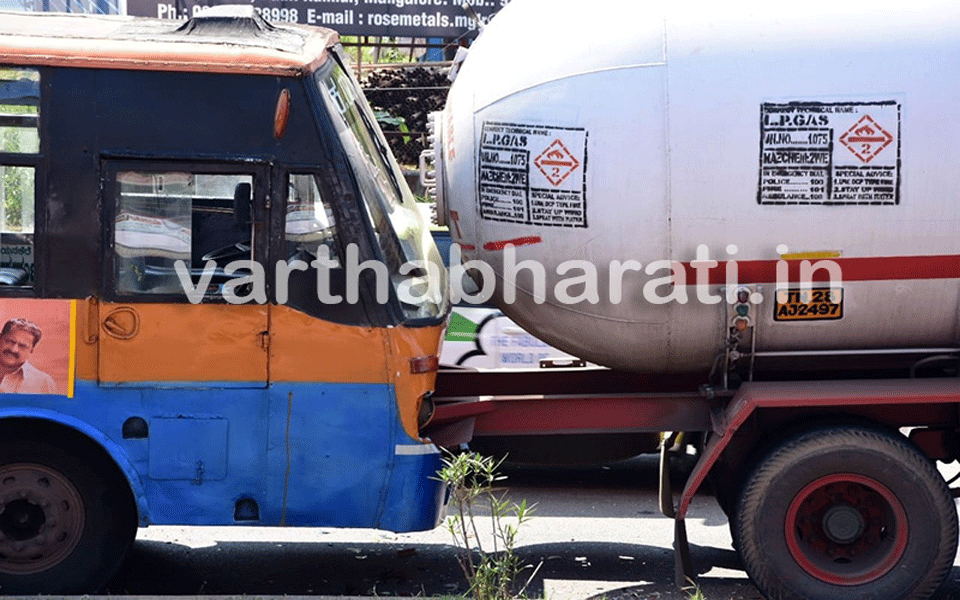 Kannuru: Gas tanker-government bus collides; 2 injured