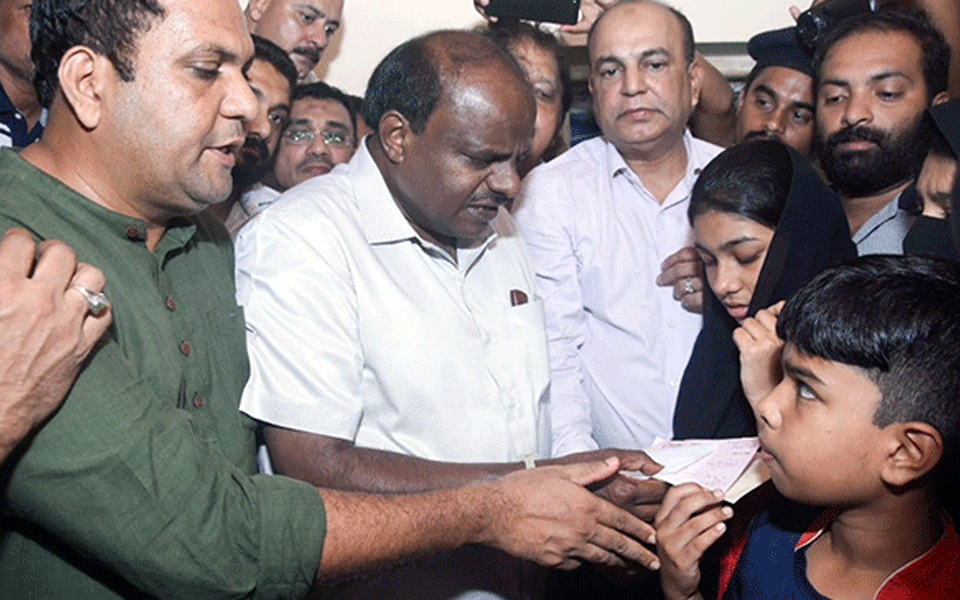 Mangaluru: HD Kumaraswamy meets families of Jaleel, Nousheen; hands over cheques of five lac each