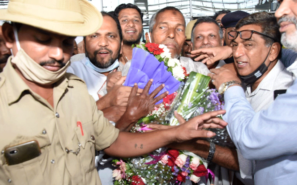 Harekala Hajabba arrives in Mangaluru to grand welcome by locals at airport