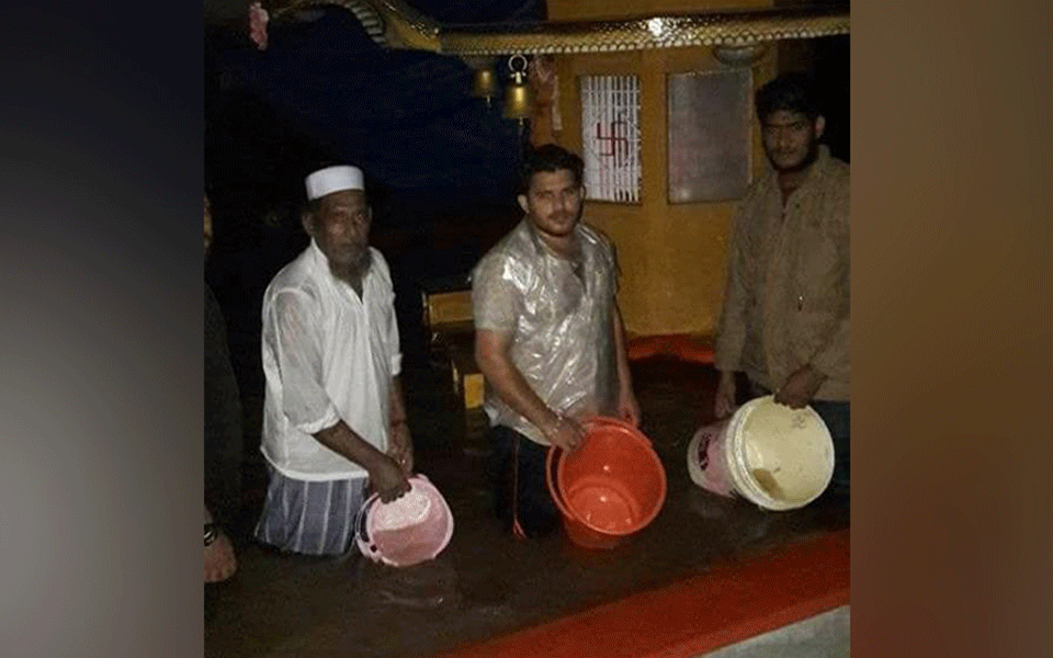 Rainfall unites Mangaloreans: Muslims extend helping hand to drain waterlogged temple