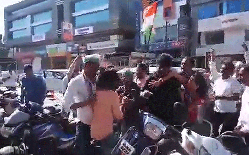 Bharat Bandh: Congress-BJP workers exchange heated words in Udupi