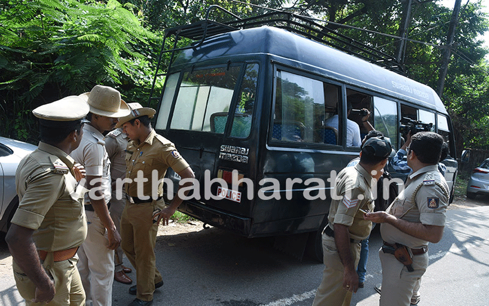 Slogans raised against Actor Prakash Rai: Five Hinjave activists detained