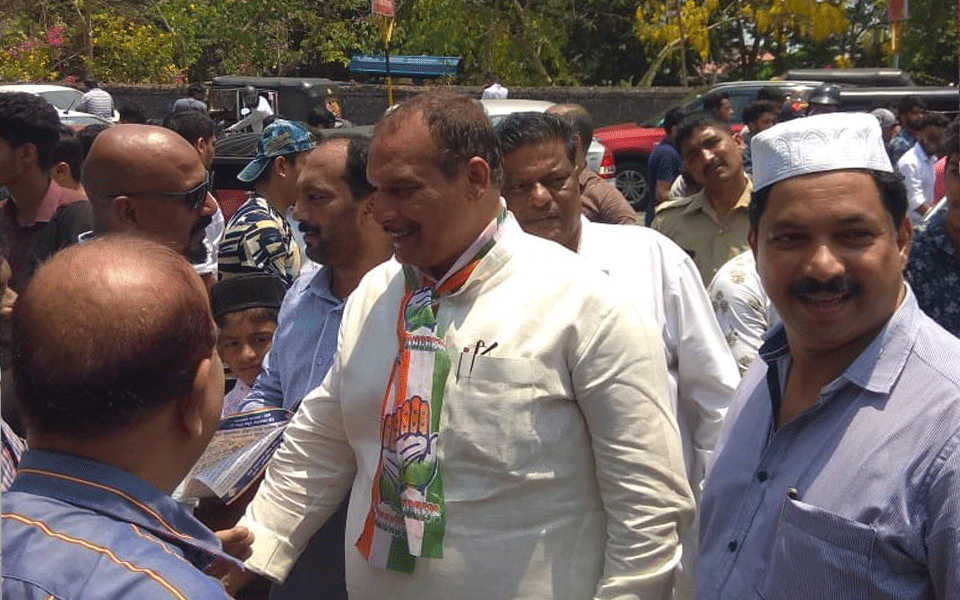Mangaluru: Congress MLC Ivan D’Souza reaches out Muslim voters during Friday prayers