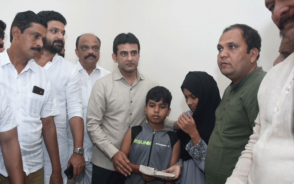 Mangaluru police firing: Congress leader Rizwan Arshad visits Abdul Jaleel and Nousheen's families