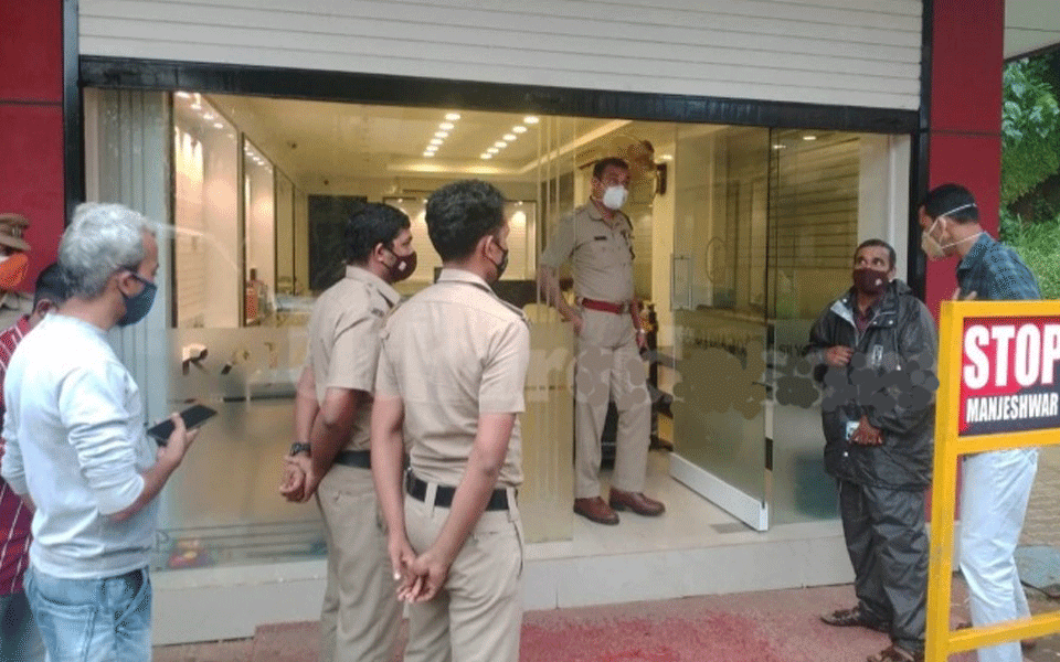 Manjeshwar: Burglars take security guard hostage to steal 15 kgs of silver, cash from jewellery shop