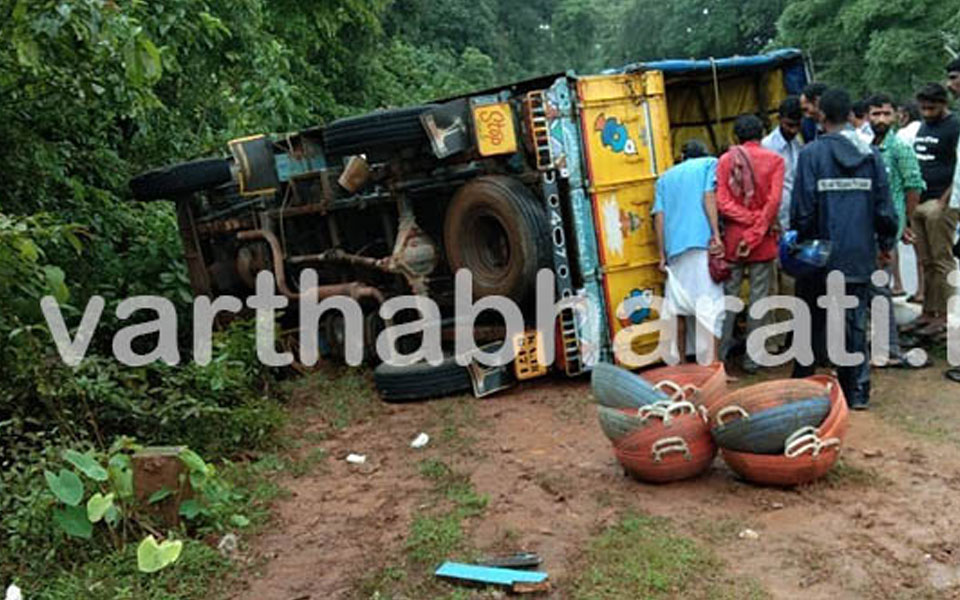 Kadaba : Two died when goods tempo topples, many injured