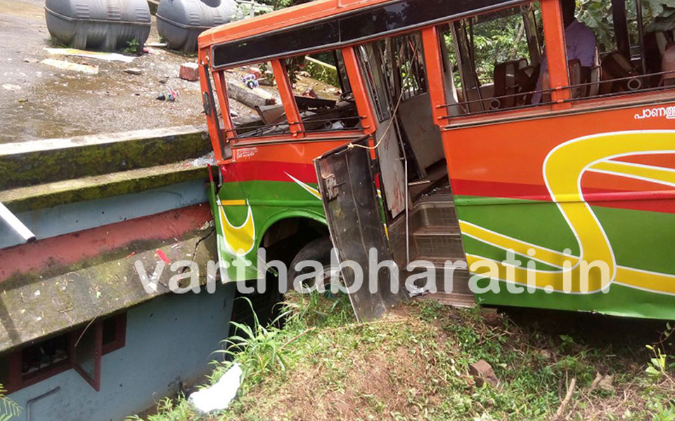 Kasargod: Bus hits house, 40 passengers injure