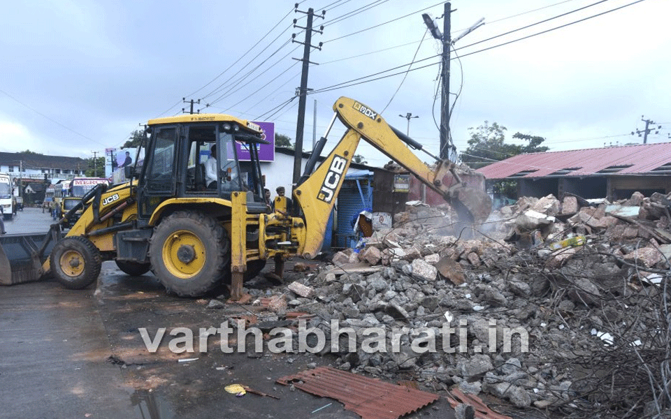 Mangaluru: MCC demolishes illegal building at Kankanady Junction