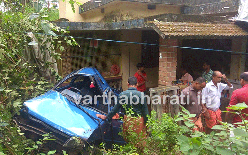 Kasaragod: Car falls on house after losing control, One dies