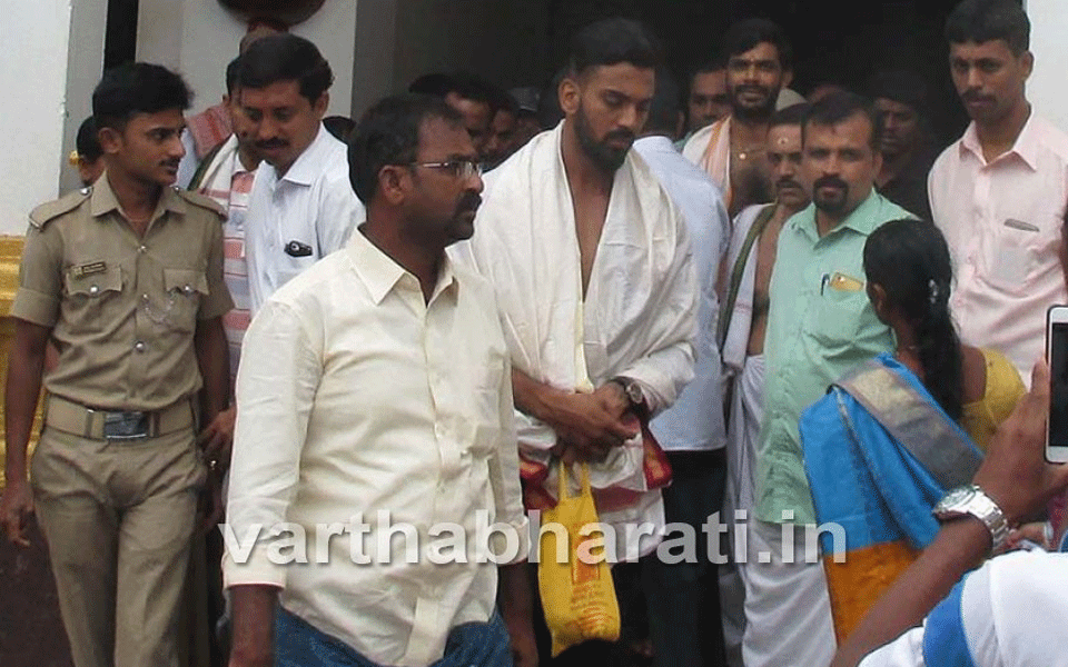 Cricketer KL Rahul visits Kukke Subramanya