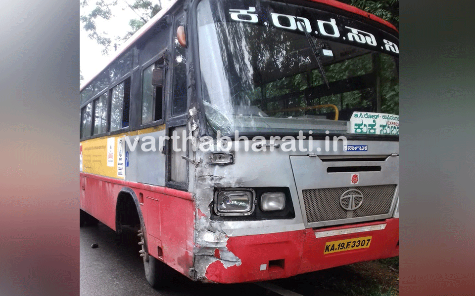 Kallaje: Mishap between KSRTC bus-Tata Venture