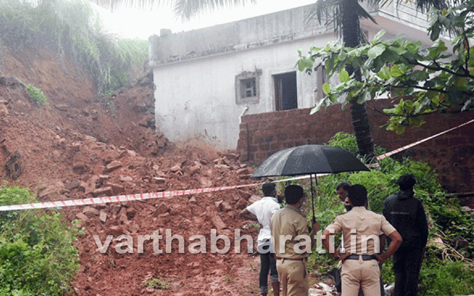 Compound wall collapses at Kuloor, labourer suspected to be trapped
