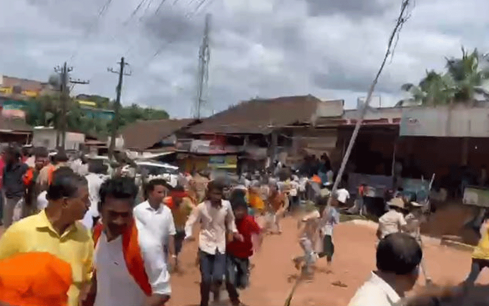 Sullia BJP leader murder: Police resort to lathi charge as protesters block MP Nalin Kumar's car