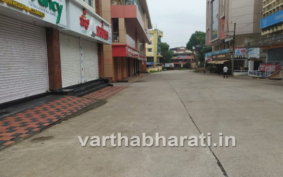 Sunday lockdown: Mangaluru city wears deserted look
