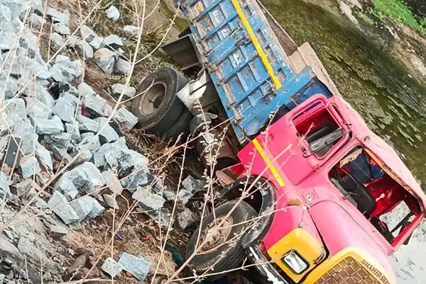 Karkala: Lorry transporting stone overturns, two laborers die