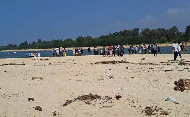 Malpe: Two tourists die after boat capsizes near Kodibengre Beach