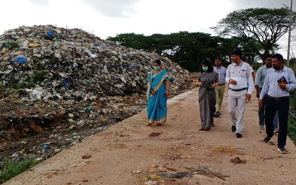 New DK DC Sindhu Roopesh visit Pachanady, Mandara dumping yard
