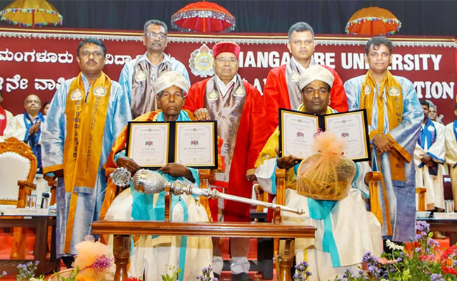 Mangalore University confers honorary doctorates to Harekala Hajabba, Ravish Padumale