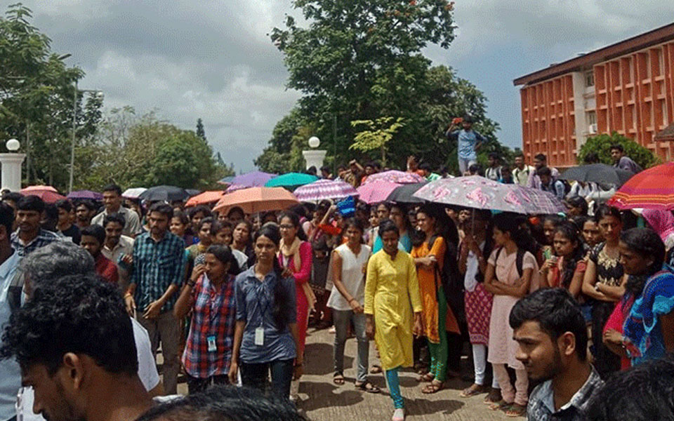 Students stage flash protest at Mangaluru University