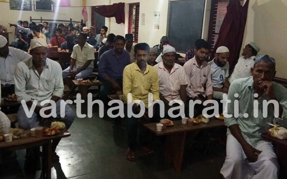 Hindu youth arranges Iftar in mosque for his Muslim friends