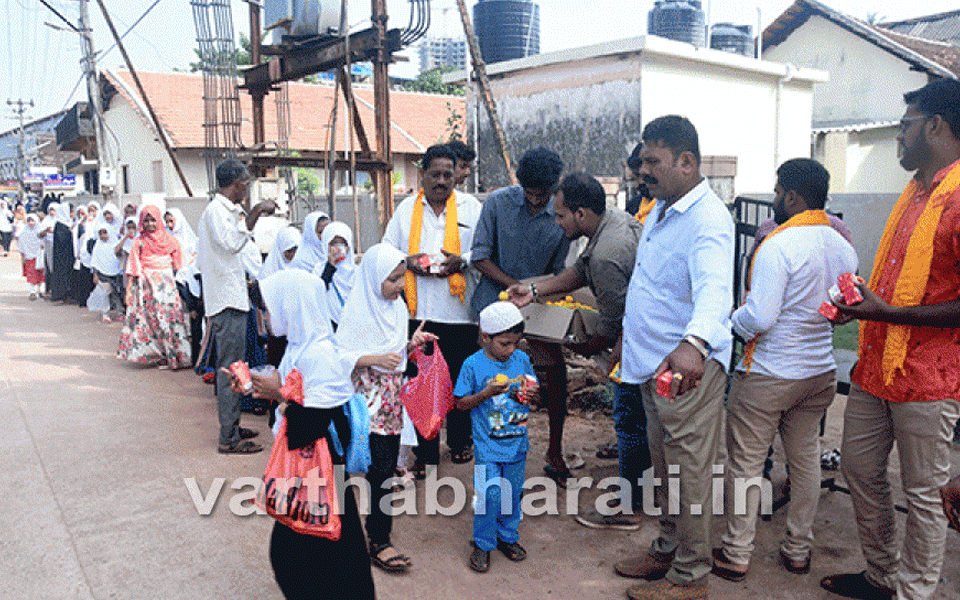 Tulunada Sanjeevini & Yuvashakti friends distribute sweets, cold drinks during Milad procession