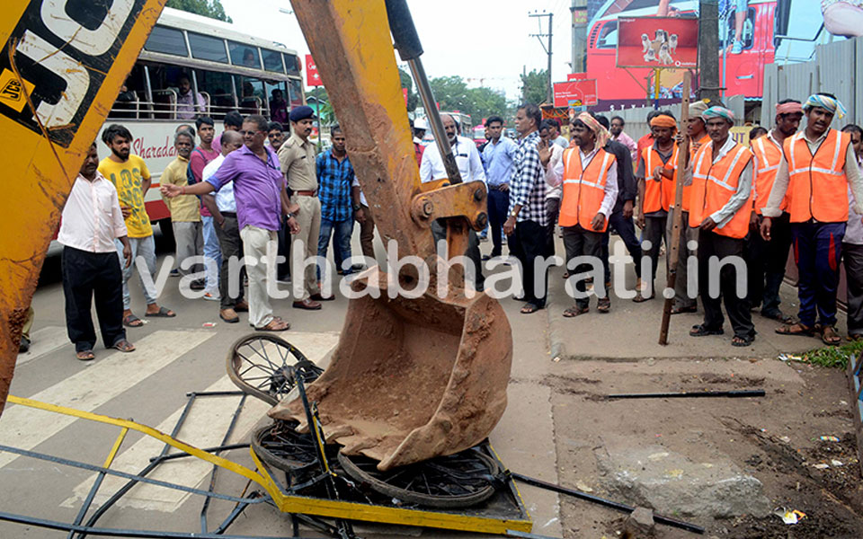 Mangaluru: MMC removes hawkers