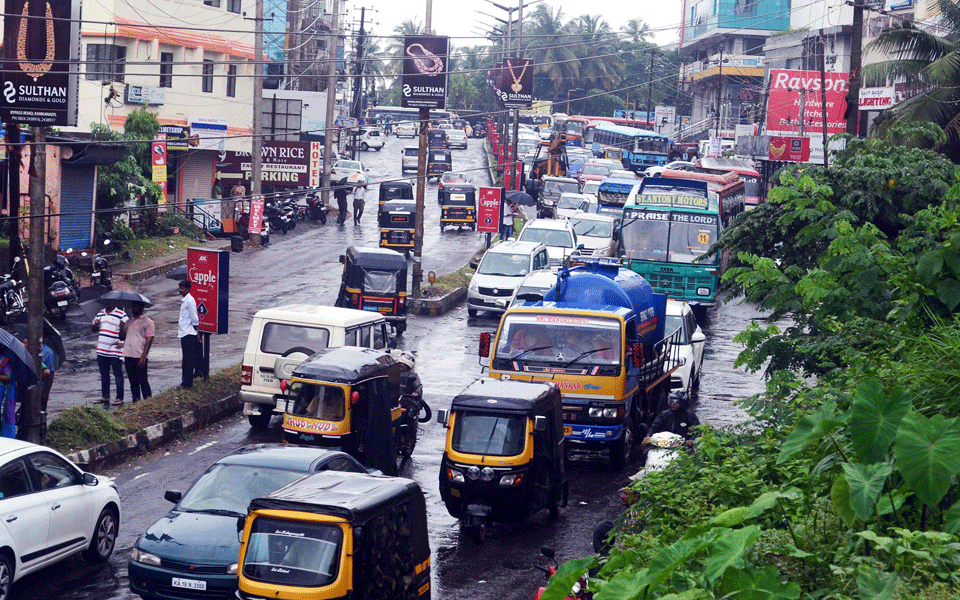 Mangaluru : Unscientific road widening causes traffic congestion