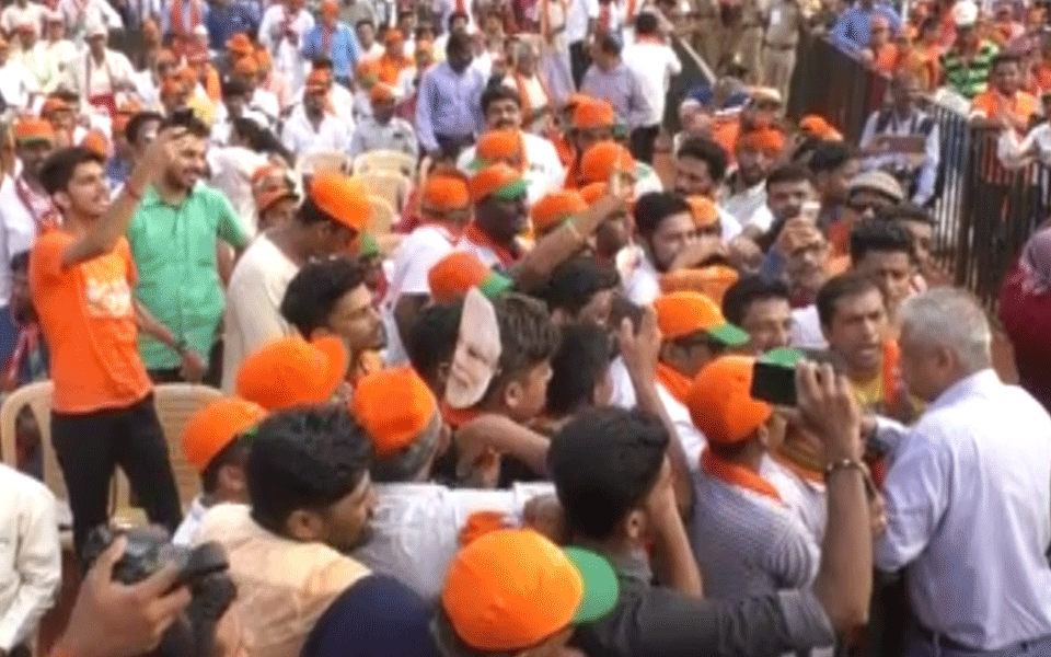 Journalist Rajdeep Sardesai Gheraoed by BJP workers at Modi rally