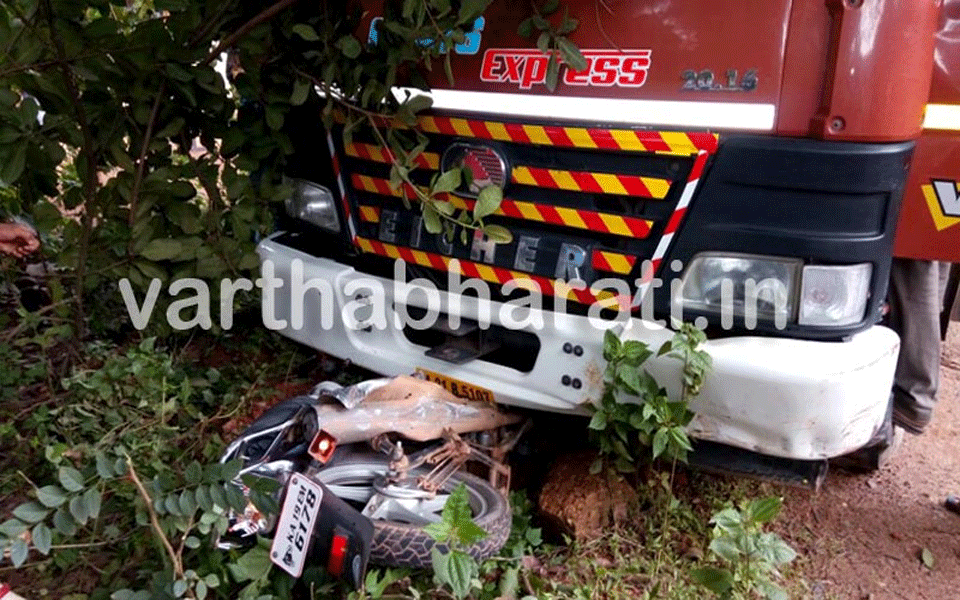 Neralkatte: Lorry collides, bike riders severely injured