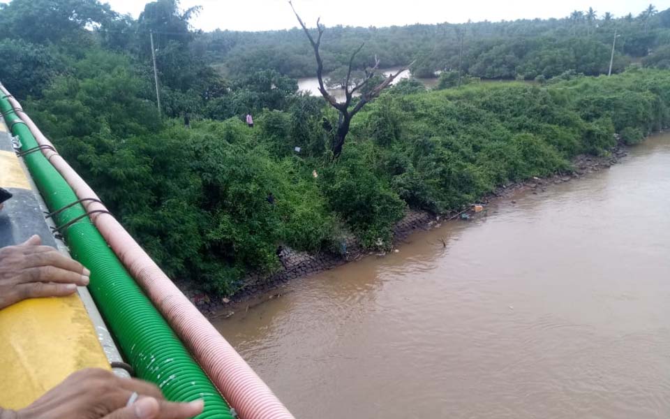 Fishermen rescue 32 year old man who jumped off Nethravati Bridge to commit suicide