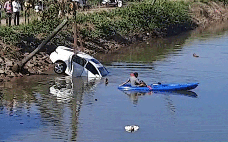 Surathkal: Car falls into river at Pavanje; Passengers escape unhurt