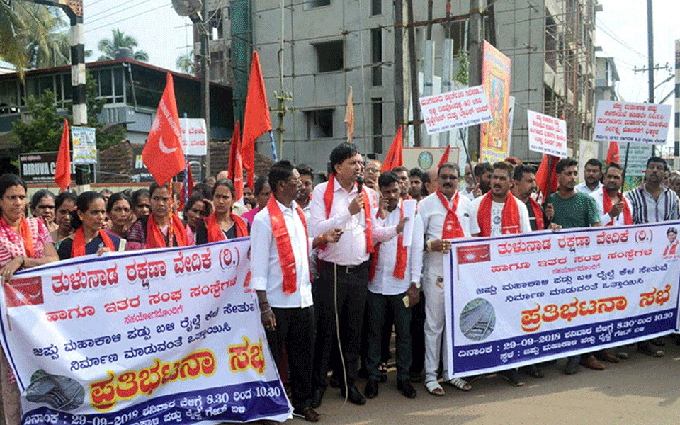 Jeppu Mahakalipaddu: Residents stage protest demanding railway under bridge construction