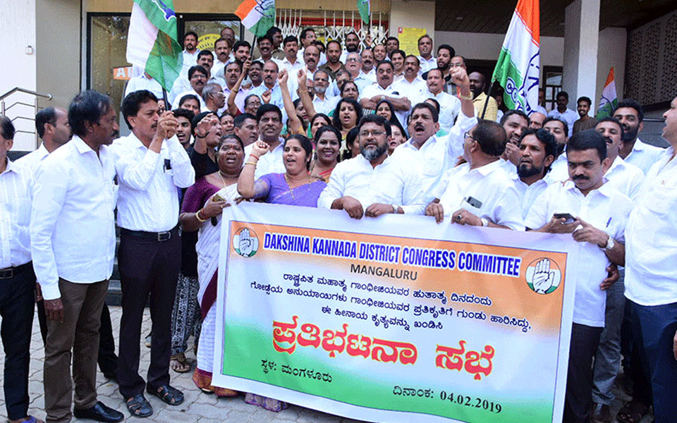 Congress holds protest to condemn re-enactment of Gandhiji's assassination