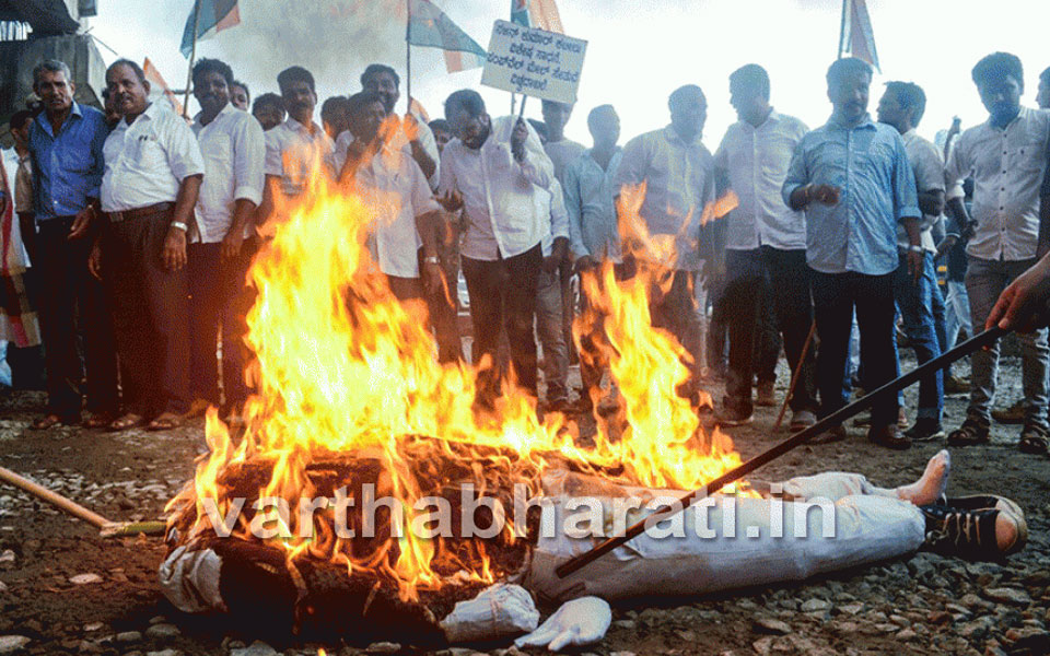 Congress condemns delay in Pumpwell flyover work, stages protest