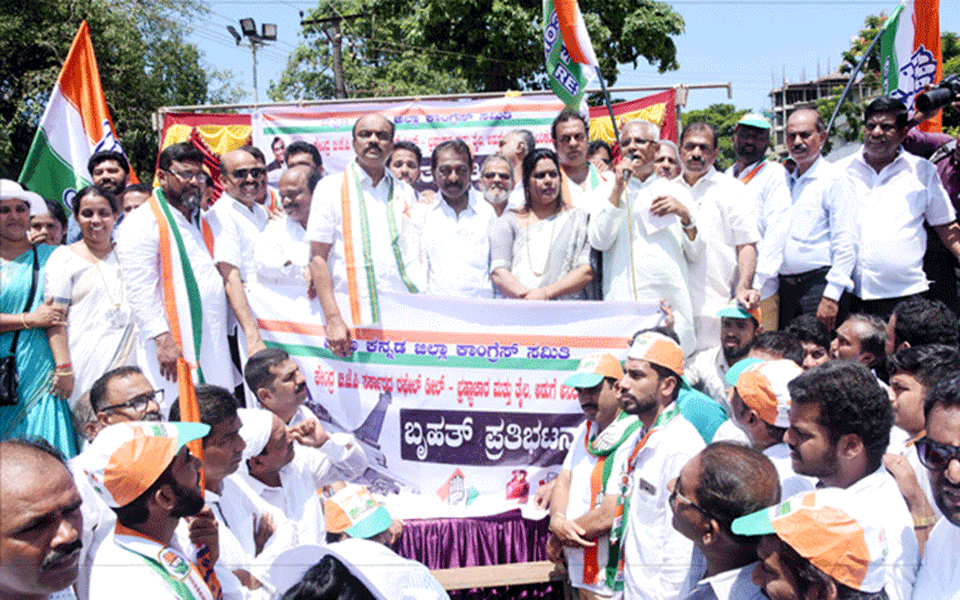 D.K district Congress stages protest against Rafale Deal