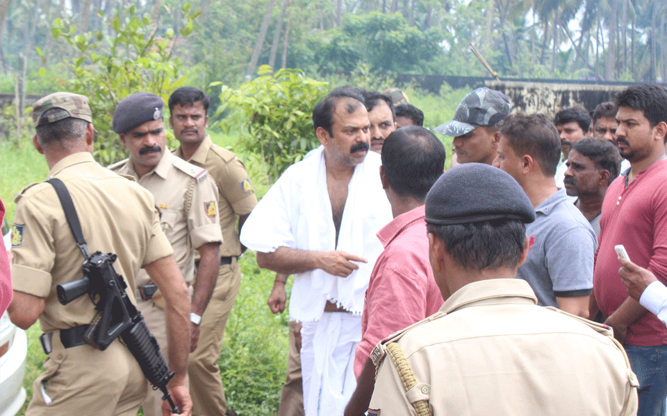 Bannanje Raja performs his mother’s last rites amidst tight police security