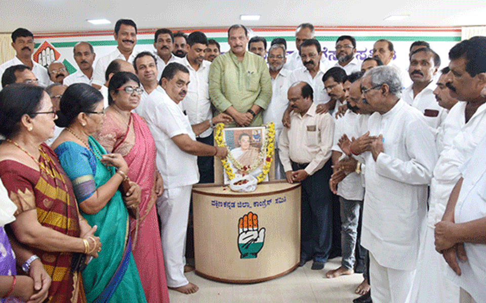 Dakshina Kannada Congress pays tribute to former PM Rajiv Gandhi on his 28th death anniversary