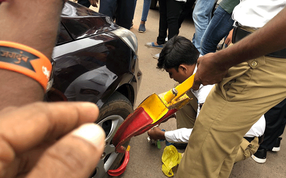 Vehicles owners protest police action against unauthorized parking vehicles on roads