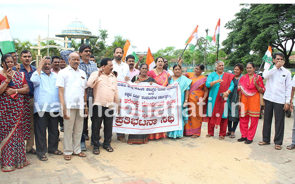 Udupi: Congress protests against failure of 4-year Modi rule