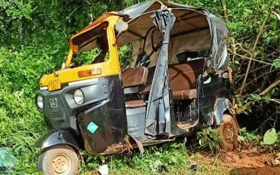 One killed seven injured as auto rickshaw topples in Bantwal