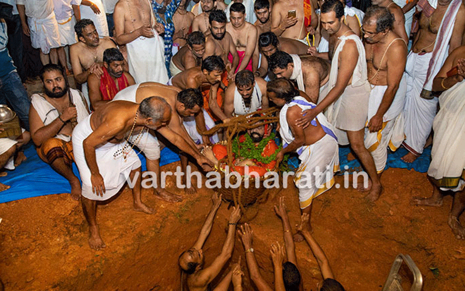 Last rites of Shiroor Swamiji at Shiroor Moola Mutt