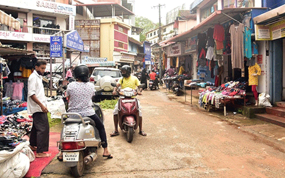 All shops opened in Dakshina Kannada District: Only government buses begin operations