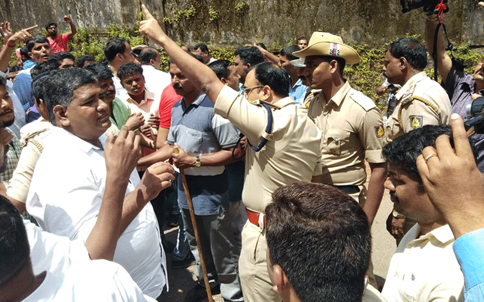 Udupi: Verbal clash between BJP-congress workers; police resort to lathi-charge