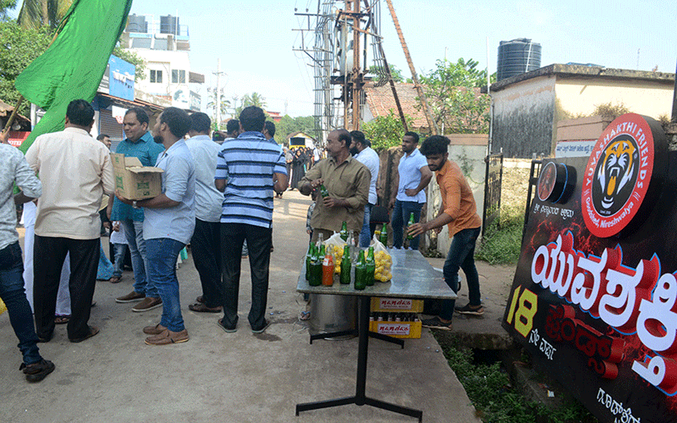 Milad procession in Kandak: Hindu organizations distribute sweet, cold drinks