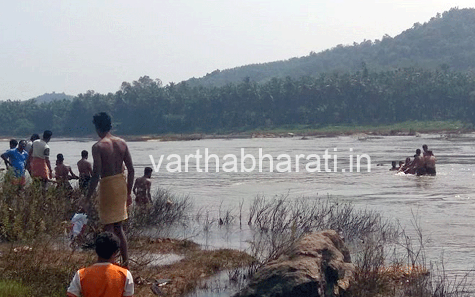 Dam releases water to Netravati River; Students stranded between rocks