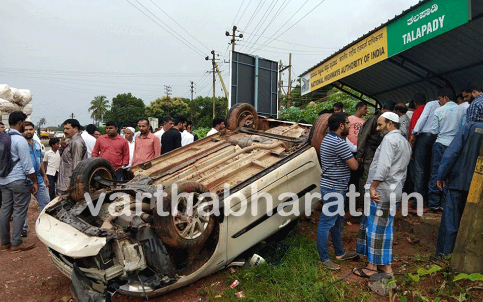 Talapady: Two injured when car rams to bus station