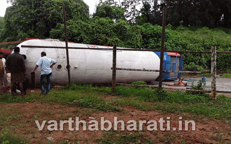 Gas tanker overturns on National Highway near Nellyadi, gas leak reported