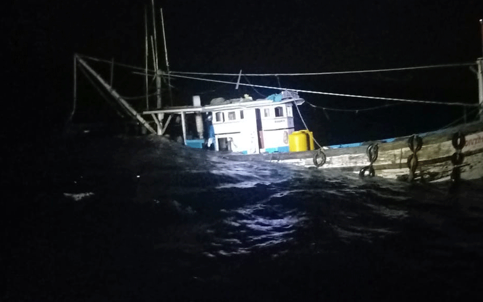 Malpe boat drowns at Ratnagiri deep seas: 7 fishermen rescued