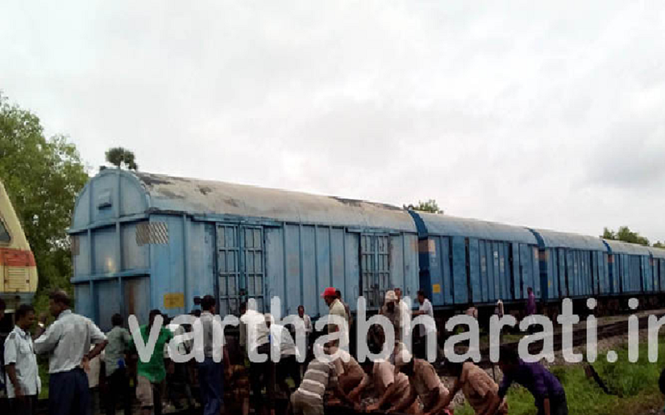 Goods train derails, resumes its journey after 10-hr operation